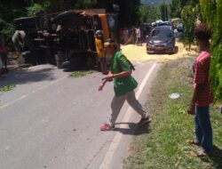 Mobil Truk Terbalik di Tanjakan Sampoddo-Palopo, Sebabkan Kemacetan Panjang