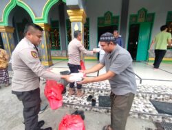 Jumat Berkah, Polres Luwu Utara Berbagi 100 Kotak Makanan untuk Jamaah Masjid