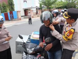 Polisi di Palopo Berbagi Helm dan Coklat Gratis ke Pengendara, Ini Syaratnya