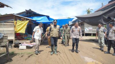Pasca Banjir Terjang Wilayah Bua, Bupati Luwu Salurkan Bantuan ke Warga