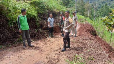 Tak Tinggal Diam, Lurah Peta Turun Tangan Bantu Warga Bersihkan Material Longsor