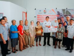 Wakil Bupati Toraja Utara Serahkan Bantuan Sosial ke Masyarakat