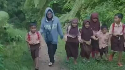 Kisah Guru SD di Palopo Setia Mengabdi di Pelosok Meski Sekolah Penuh Keterbatasan