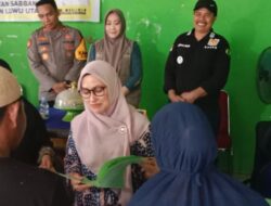 Bupati Luwu Utara Serahkan Langsung Redistribusi Sertifikat Tanah Di Desa Pengkendekan