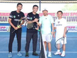 Menang Telak Lawan Atlet Luwu Utara, AKBP M.Husni Ramli Unjuk Kebolehan Main Tenis Lapangan Di Depan Bupati Indah