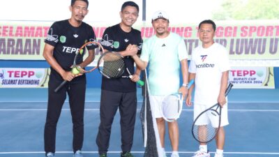Menang Telak Lawan Atlet Luwu Utara, AKBP M.Husni Ramli Unjuk Kebolehan Main Tenis Lapangan Di Depan Bupati Indah