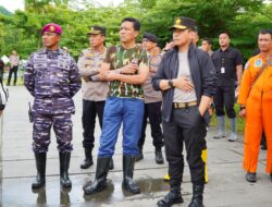 Danyonmarhanlan VI Dampingi PJ Gubernur Sulsel Salurkan bantuan Pasca Bencana Alam