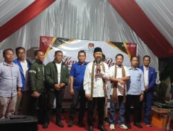 Diantar Ribuan Simpatisan, Pasangan Akar Mendaftar ke KPU Sebagai Calon Bupati dan Wakil Bupati