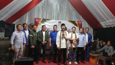 Diantar Ribuan Simpatisan, Pasangan Akar Mendaftar ke KPU Sebagai Calon Bupati dan Wakil Bupati