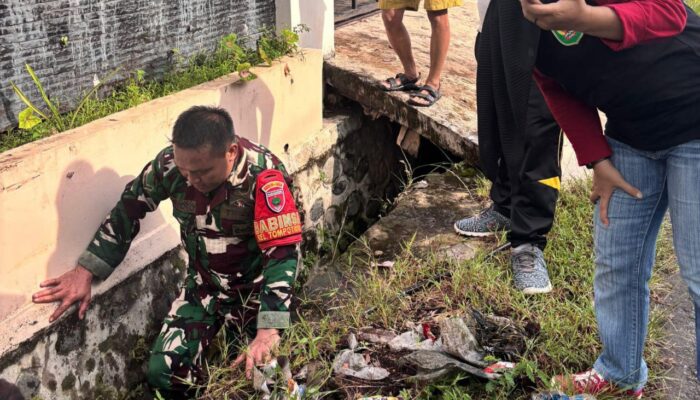 Babinsa Tompotikka Bersama Warga Gelar Kerja Bakti Bersihkan Saluran Air di Palopo