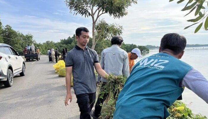 DLH Palopo Gelar Jumat Bersih, Dua Ton Sampah di Jalan Lingkar Diangkut