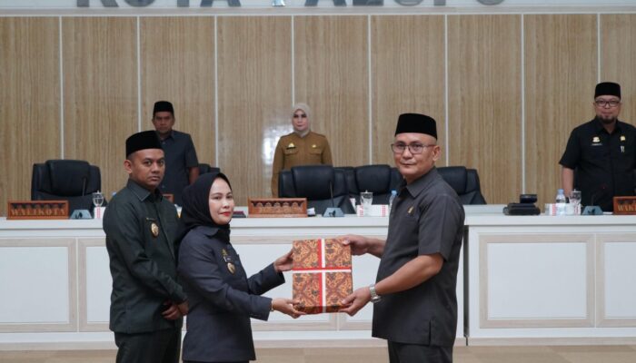 DPRD Palopo Gelar Paripurna Bahas Ranperda APBD-P 2025, Wali Kota Serahkan Dokumen