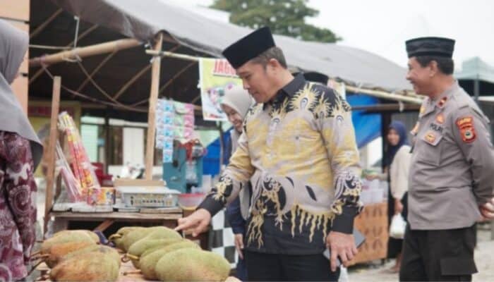 Wabup Luwu Utara Tinjau Pasar Ramadan dan Hadiri Safari Ramadan di Mappedeceng