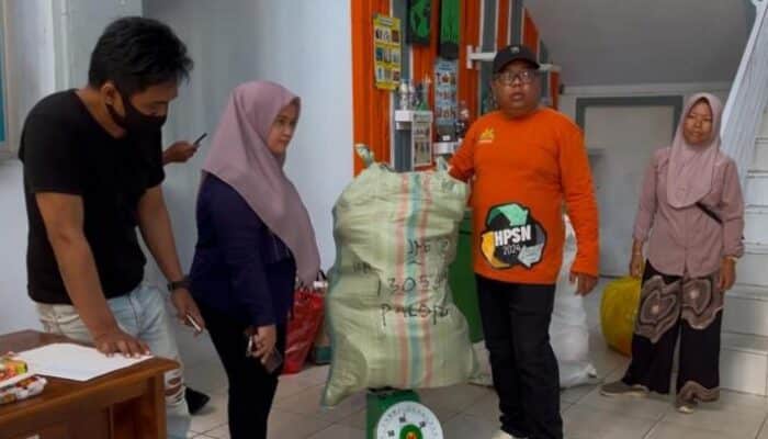 Belanja Sembako Pakai Sampah, DLH Palopo Gelar Bazar Rutin