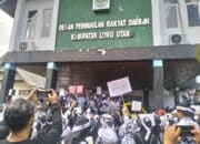 Dua Guru di PTDH, Ribuan Guru Datangi Kantor DPRD Luwu Utara
