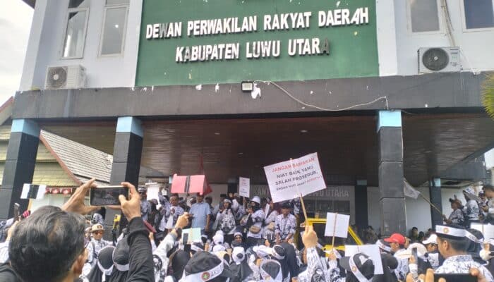 Dua Guru di PTDH, Ribuan Guru Datangi Kantor DPRD Luwu Utara