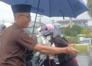 Ramadhan Berkah, Kejari Luwu Utara Berbagi Takjil Kepada Pengguna Jalan